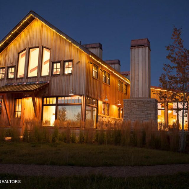 Wanna know how a $30,000,000 wooden ranch looks like? (23 HQ pictures)